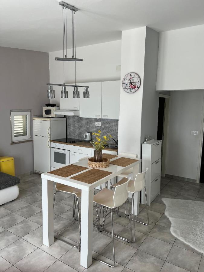 Apartment Mai 50m From The Sea Drage